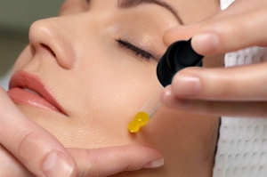 CHĂM SÓC DA BẰNG TINH CHẤT VITAMIN C