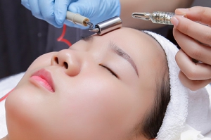 Skin Care with Vitamin C Essence 
