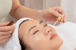 Whitening & Ironing Out the Creases Facial With Vitamin C Essence